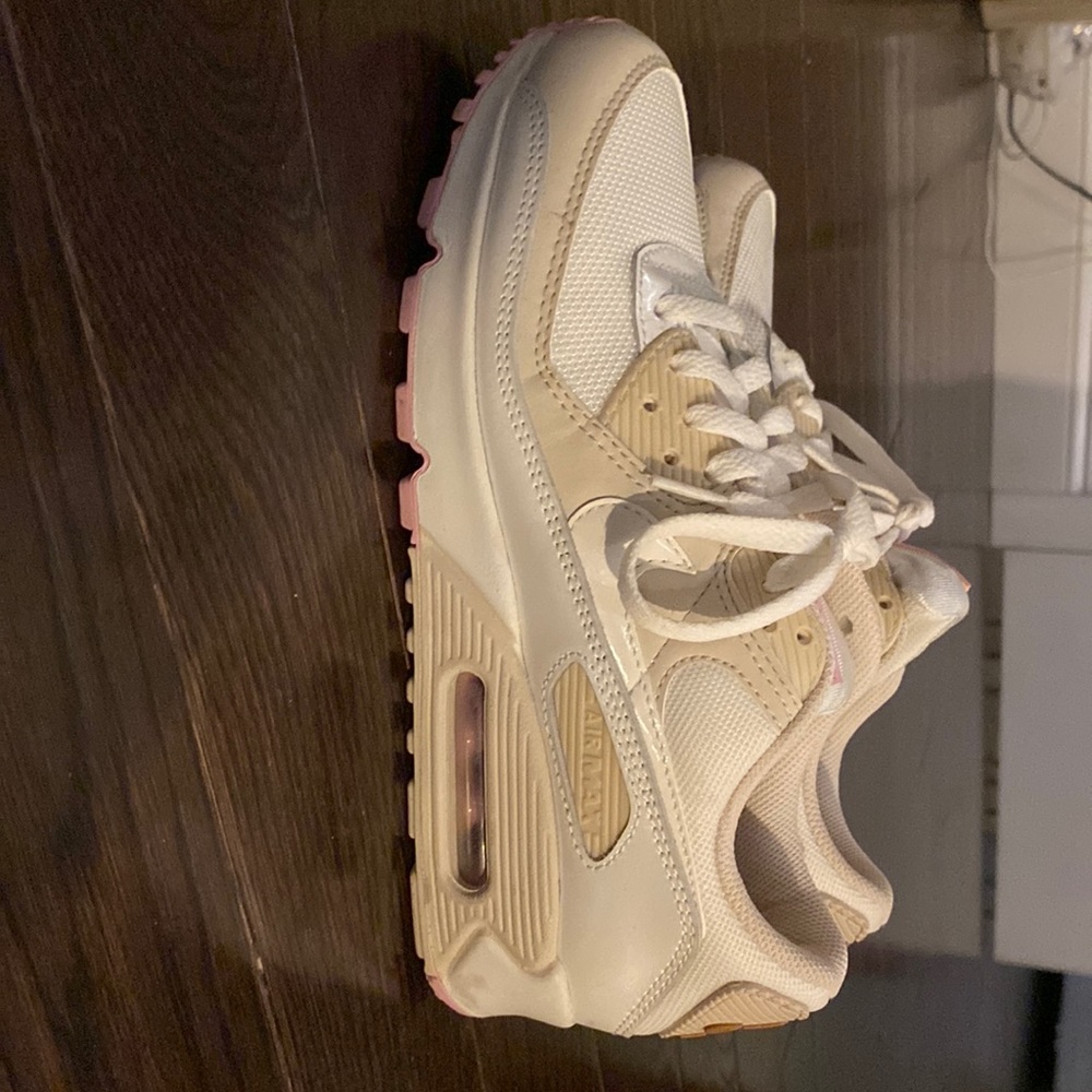 hey! these are air max nike with light pink interior. cream and white exterior.